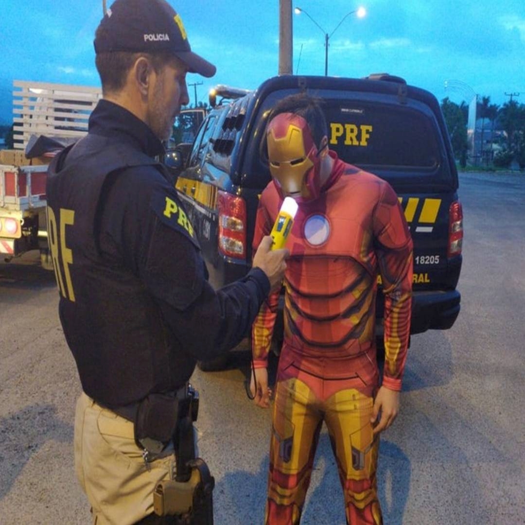 Homem com fantasia de Homem de Ferro é parado em fiscalização de alcoolemia em Santa Catarina- Foto: Polícia Rodoviária Federal/Divulgação